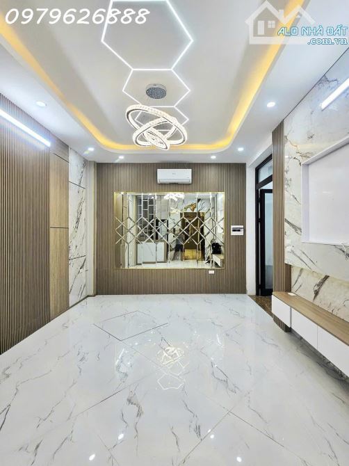 NHÀ PHỐ HOÀNG QUỐC VIỆT. FULL NỘI THẤT CAO CẤP, THANG MÁY,  Ô TÔ VÀO NHÀ. CHỈ VIỆC XÁCH - 2