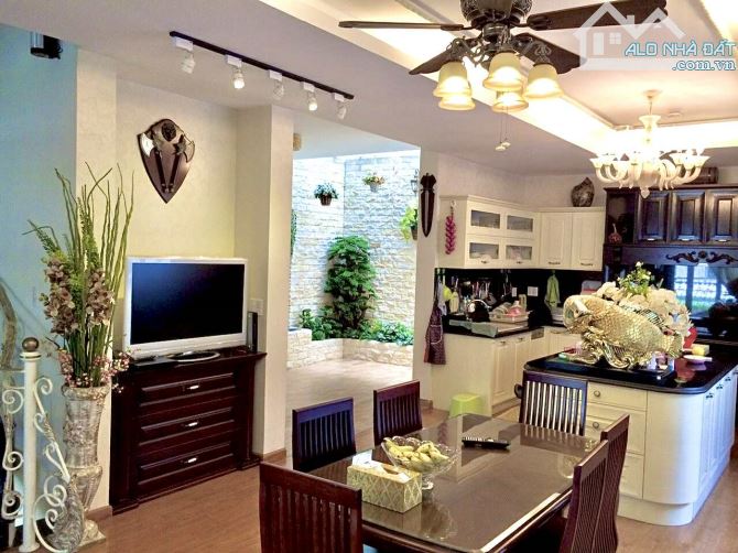 Bán BIỆT THỰ PHÚ NHUẬN  DT: 9.6 x20m, 5 tầng , 188m2, dòng tiền 60tr / tháng. - 2