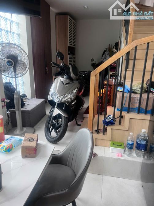 Góc 2MT hẻm 8m cách MT 20m. DT: 4x10 - Nhà đẹp 5 Tầng. Hướng Tây và Nam. Giá: 6.5 Tỷ TL - 2