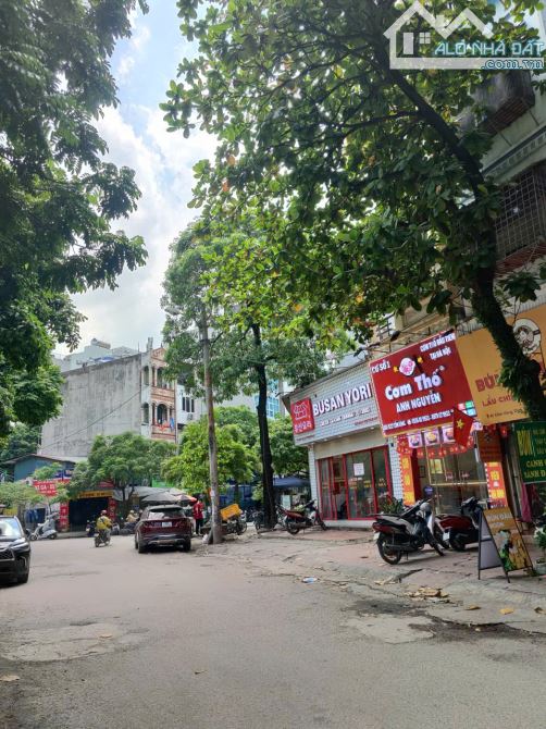 Bán nhà Mặt phố Dịch Vọng Hậu - Duy Tân, Hơn 28 Tỷ, Kinh doanh sầm uất, vỉa hè rộng - 2