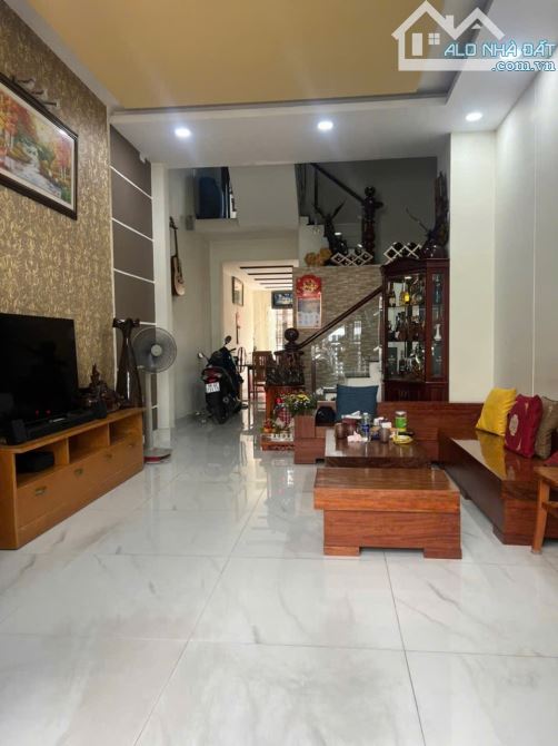 SIÊU PHẨM NHÀ PHỐ NGAY CHỢ TRẦN THỊ CỜ 3 TẦNG ĐƯỜNG THÔNG XE HƠI GIÁ TỐT - 2