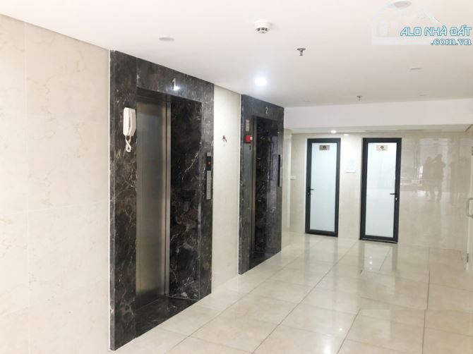 Cho thuê VP 200m2 thông sàn lô góc ngã 4 phố Cầu Giấy, giá 38 triệu/th - 2