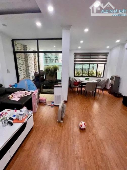 Bán Nhà Đẹp Lung Linh Phố Hoàng Cầu, Ngõ Đẹp - Nông - Thẳ, 60m xây 6T Thang Máy, Gara Ô Tô - 2