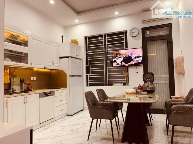 Bán nhà Hoàng Quốc Việt, Phân Lô, Ôtô Ngủ Trong Nhà, MT 4.5M, DT 65M2, Nhỉnh 21 tỷ - 2