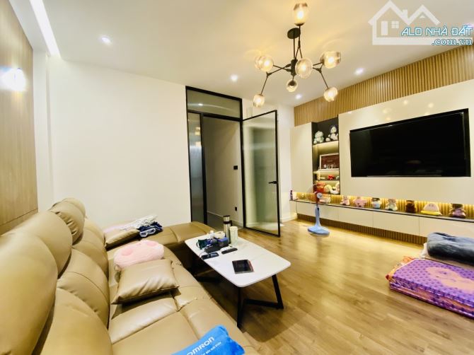 Bán nhà Tân Bình - sát nhà Ga T3 - full nội thất - hẻm xe hơi. Ngang khủng 5m - 2