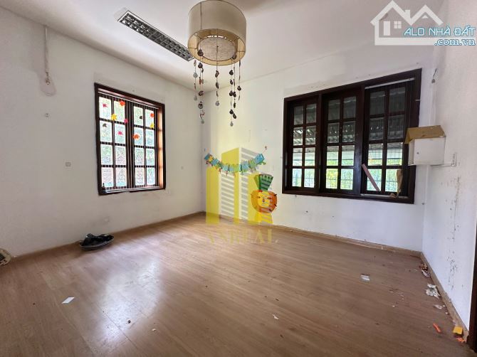 Biệt thự mặt tiền Nguyễn Văn Hưởng vị trí kinh doanh - 2 mặt tiền - 600m2. Giá 155 triệu - 2
