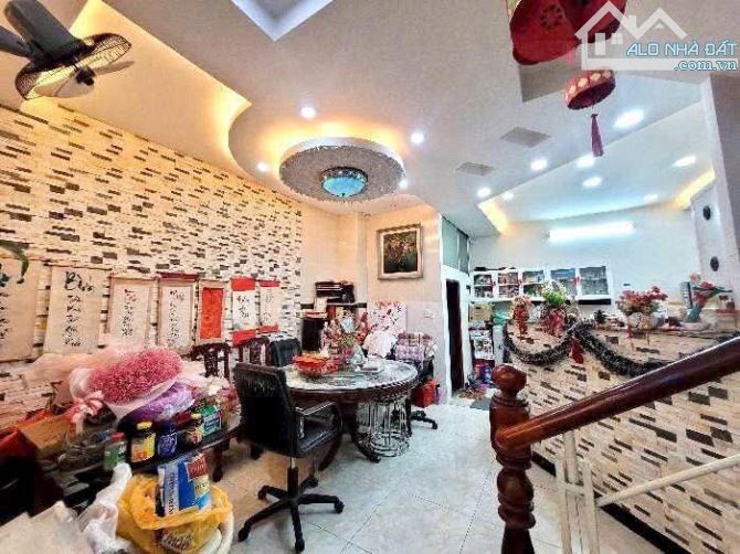 Bán nhà như hình khu phân lô gần biệt thự Làng Hoa, Gò Vấp. 6*18m, 3tầng, HXH 6m, giá 8.3t - 2