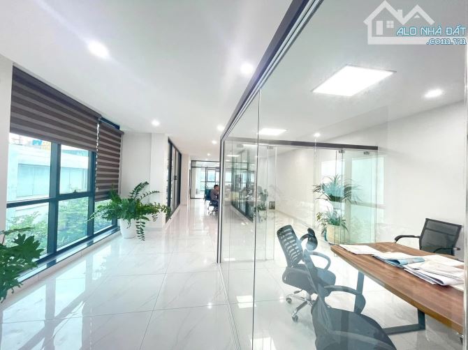 LÔ GÓC KIM CƯƠNG GIỮA TRÁI TIM BA ĐÌNH - 1 MẶT PHỐ, 1 MẶT Ô TÔ TRÁNH, 2 VỈA HÈ, SỔ ĐỎ SẴN - 2