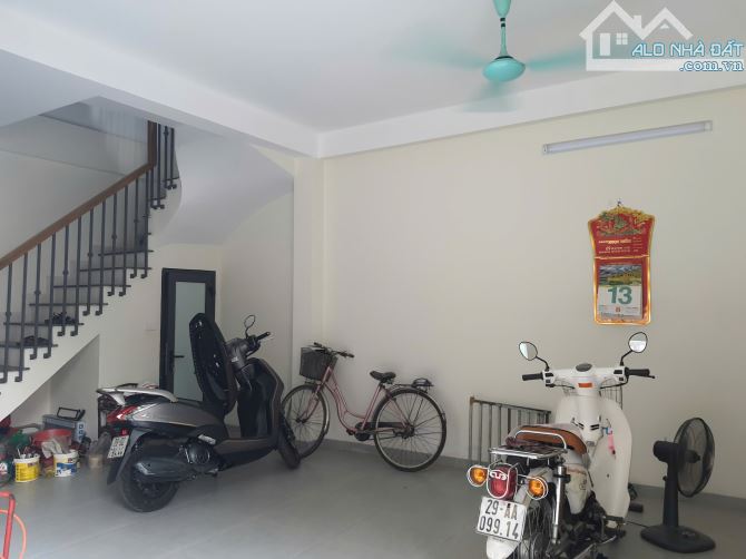 Cho thuê cửa hàng mặt ngõ ô tô phố Thanh Nhàn 25m2 . Giá 7 Triệu - 2