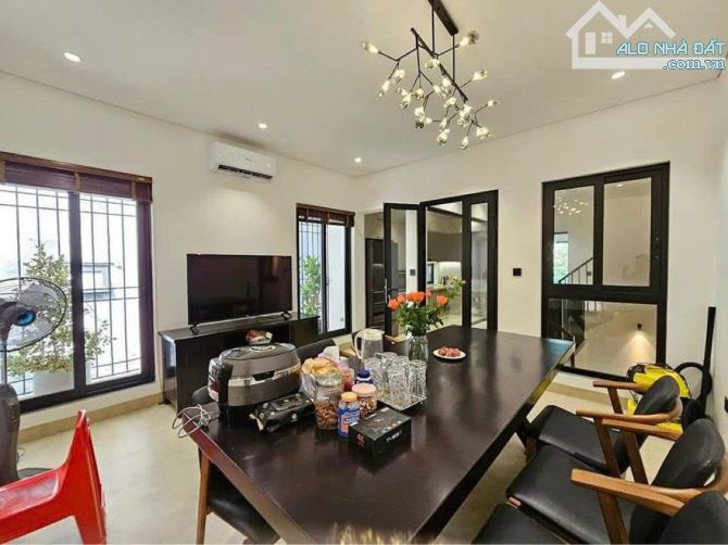 Cho thuê nhà Giảng Võ. DT 80m2x5T. MT8m. Đồ cơ bản, ô tô vào tận nhà. Giá 40tr/tháng - 2