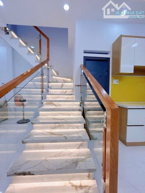 Bán nhà 2 tầng, hẻm xe hơi, giáp chợ Bình Long, 44m2, nhỉnh 4 tỷ - 2