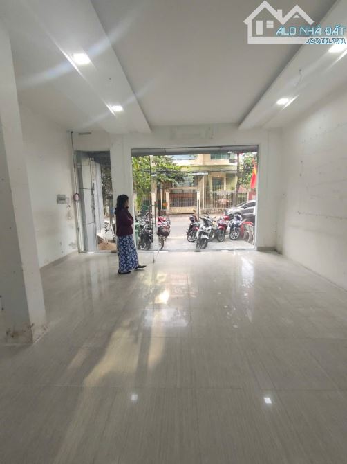 Mặt tiền gần Sư Vạn Hạnh Q10, DT: 86m2, ngang 6m, 4 tầng, 6PN, Dòng tiền 700tr/năm, 38 Tỷ - 2