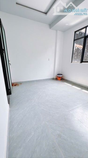 Nhà đẹp 2 tầng - Ngang 3.7 dài 8.4 - Hẻm 2.5m - Bến Vân Đồn Q4. - 2