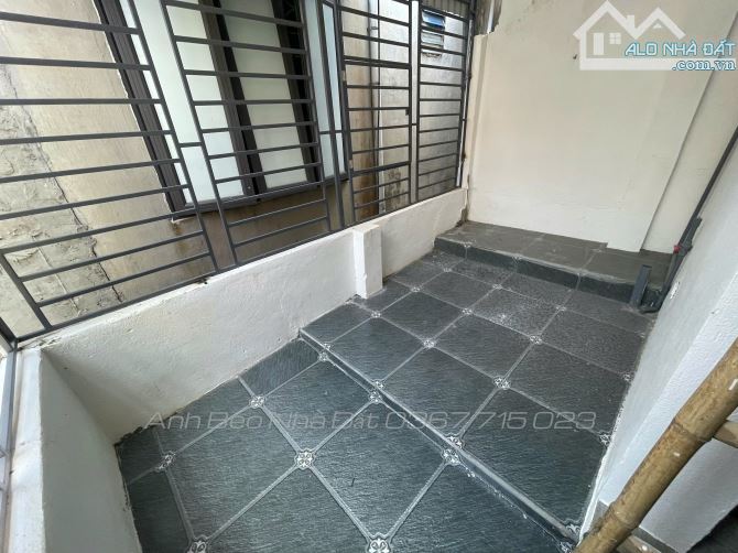 BÁN NHÀ 2 TẦNG - Mới - Gần đường Lạc Long Quân - Ngõ Thông Ô Tô Tránh - 3
