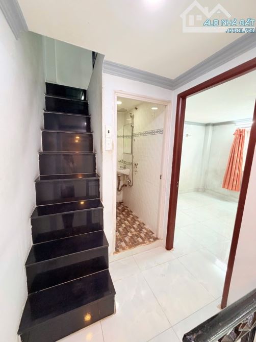 Bán nhà căn góc Lý Chính Thắng Q.3, mặt tiền rộng thênh thang, sổ đẹp, chỉ 4.x tỷ - 3