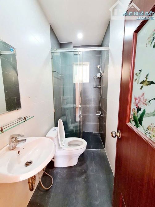 Nhà 3 tầng, hẻm xe hơi, P. Phú Hữu Q9 giá 4,5 tỷ/51m2 - 3