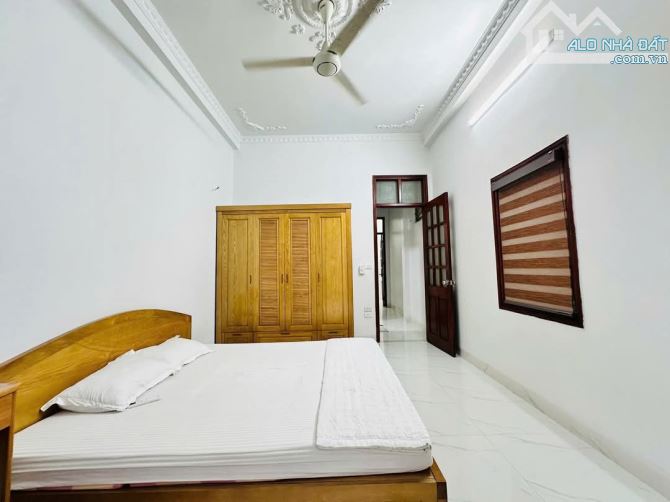 Bán nhà Cầu Giấy. Dân xây 4 tầng, lô góc. DT: 42m. Gần Ô TÔ đỗ. Giá: 15,6 tỷ - 3