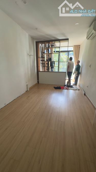 Cho thuê nhà mặt phố Tô Hiến Thành 25m x 4 tầng, thông sàn, nhà mới cứng, giá tốt - 3