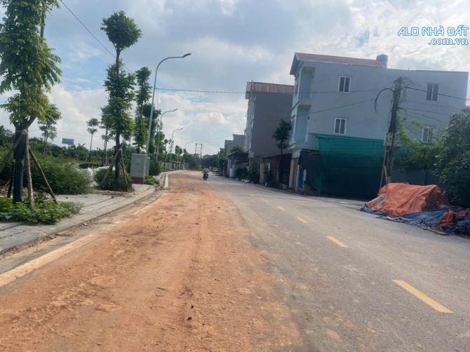 THÔN ĐOÀI – NAM HỒNG – ĐÔNG ANH – HÀ NỘI . Diện tích: 77m² – Mặt tiền: 4,1m – Vuông vắn, - 3