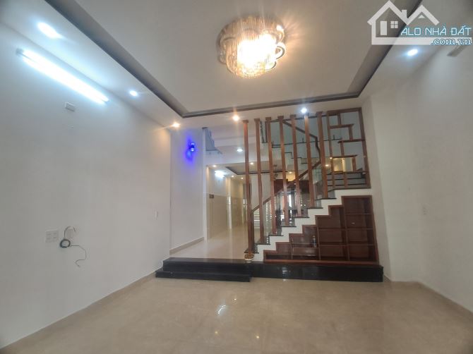 Ngộp bank cần bán nhà mặt tiền đường Bùi Giáng - 3