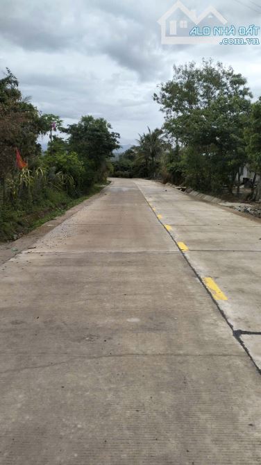 BÁN ĐẤT TỰA NÚI VIEW HỒ MẶT TIỀN TL13 KẾT NỐI PHÚ YÊN - ĐẮK LẮK, TRONG KDC ĐÔNG ĐÚC GẦN UB - 3
