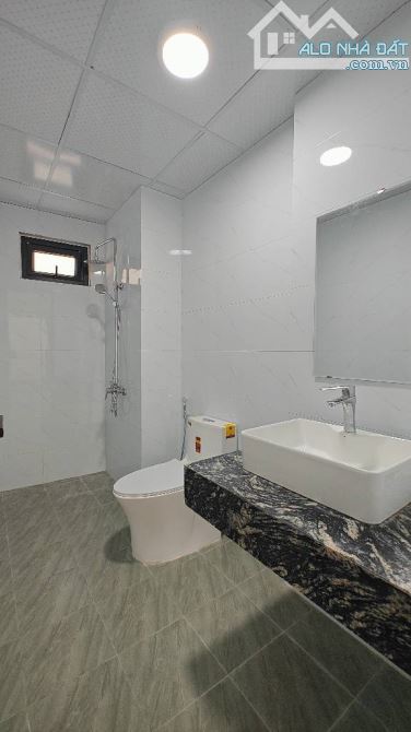 GARA Ô TÔ- THANG MÁY - TRƯỚC NHÀ Ô TÔ TRÁNH -50M RA ĐƯỜNG VỈA HÈ. HƠN 8 TỶ - 3