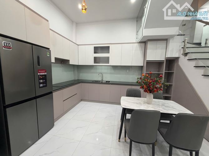 NHÀ MỚI THIẾT KẾ HIỆN ĐẠI - MT HẺM 3 XE HƠI NÉ NHAU 133 Nơ Trang Gưh - 3