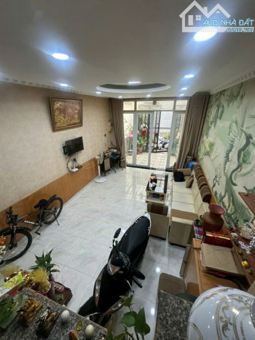 NHÀ 3 TẦNG - HẺM ÔTÔ - KHU PHÂN LÔ SỔ VUÔNG 82 M2. - 3