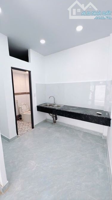 Nhà đẹp 2 tầng - Ngang 3.7 dài 8.4 - Hẻm 2.5m - Bến Vân Đồn Q4. - 3