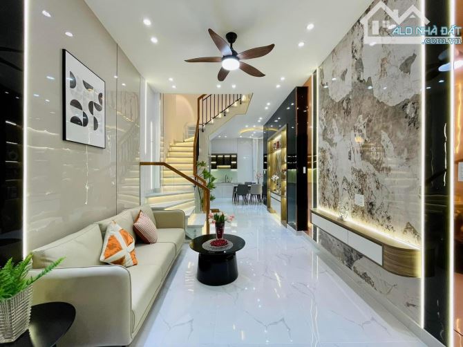 Nhà riêng 64,8m2 / 2 tỷ550 triệu Hồng Hà, Phường 2, Quận Tân Bình. SHR - 4