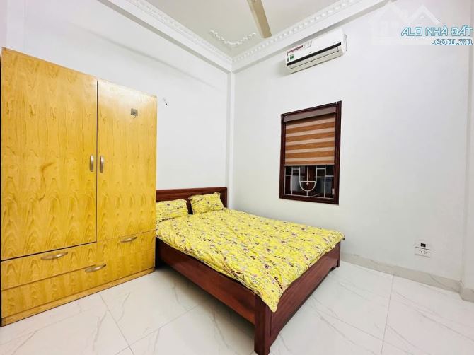 Bán nhà Cầu Giấy. Dân xây 4 tầng, lô góc. DT: 42m. Gần Ô TÔ đỗ. Giá: 15,6 tỷ - 4