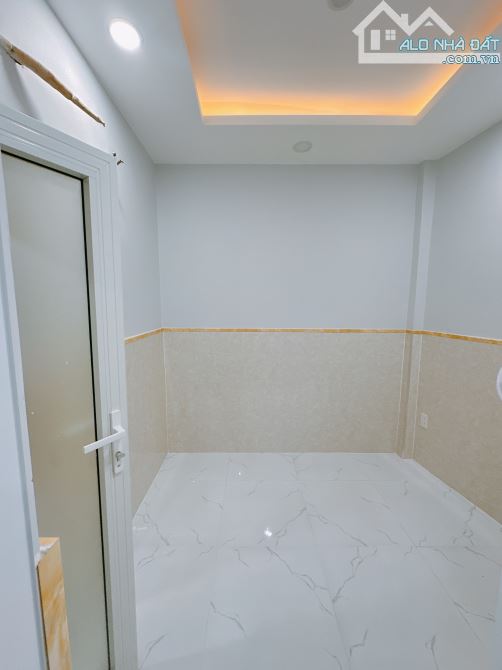 BÁN GẤP NHÀ ĐẸP 3 TẤM 5PN TẠI Q4 KHU DÂN CƯ GIÁ 4TỈ5 CÁCH HẺM XE HƠI 3 CĂN - 4