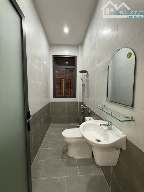 BÁN CẶP NHÀ LẦU MỚI XÂY 100% – HẺM 311 ĐƯỜNG NGUYỄN VĂN CỪ, CÓ 3 PHÒNG NGỦ + 2 GIẾNG TRỜI - 4