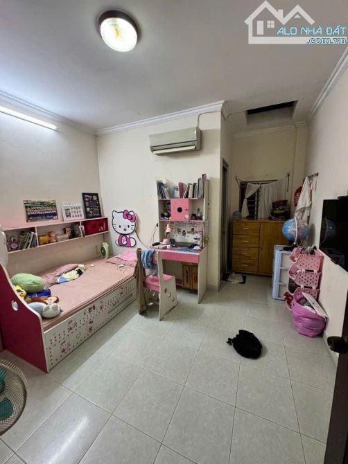 BÁN NHÀ LẠC LONG QUÂN, TÂN BÌNH- VỊ TRÍ CỰC ĐẸP - CÁCH 1 CĂN HẺM XE HƠI - NHÀ 3 TẦNG 4PN. - 4