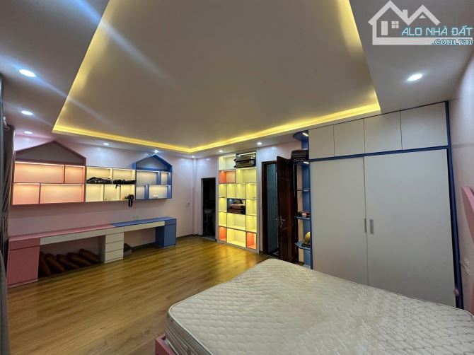 TRỤC CHÍNH TỔ 4 ĐA SỸ - Ô TÔ VÀO NHÀ - KINH DOANH NHỎ, 32 M, 5 TẦNG 3 NGỦ, CHỈ HƠN 8 TỶ - 4