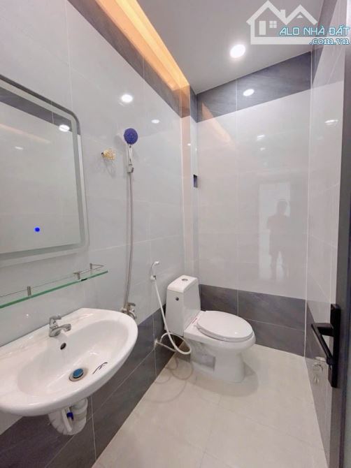 Bán nhà 2 tầng, hẻm xe hơi, giáp chợ Bình Long, 44m2, nhỉnh 4 tỷ - 4