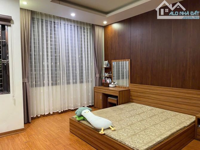 Nhà dân 4,5 tầng x 82m ngõ Đông Khê. Giá 6.68 tỷ - 4