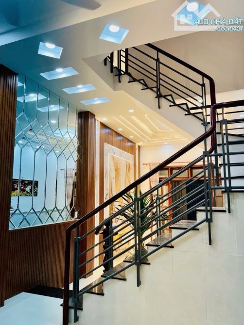 NHÀ ĐẸP  - HẺM XE HƠI -  3 TẦNG KIÊN CỐ - 56M²  - NHỈNH 5 T.Ỷ LỚN - 4