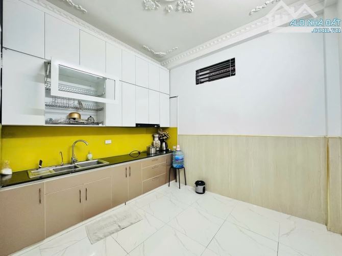 Bán nhà Cầu Giấy. Dân xây 4 tầng, lô góc. DT: 42m. Gần Ô TÔ đỗ. Giá: 15,6 tỷ - 5
