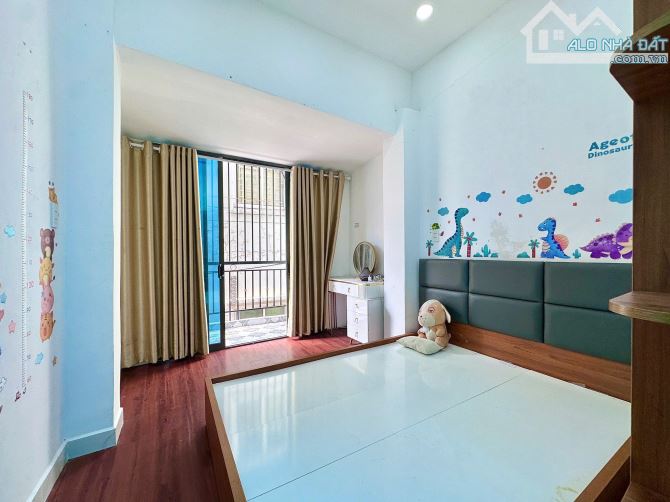 NHÀ HOT 3 TẦNG LẦU NGAY XVNT - ĐBPHU- HÀNG XANH - 4PN - 5