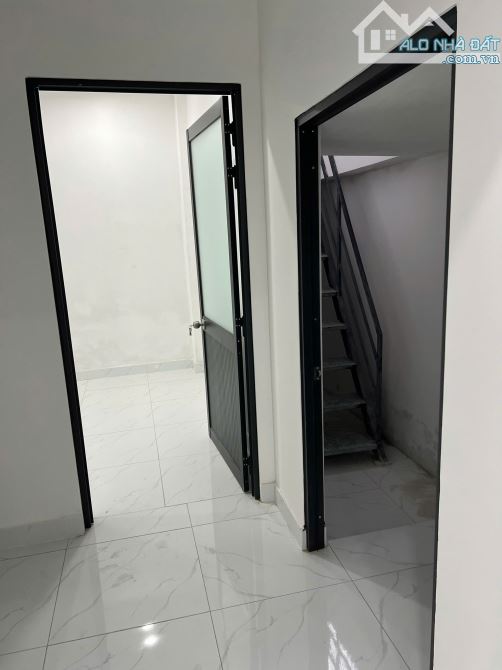 Nhà góc 2 mặt tiền 5m,3m và 1 đường thoát hiểm1,2m - 5