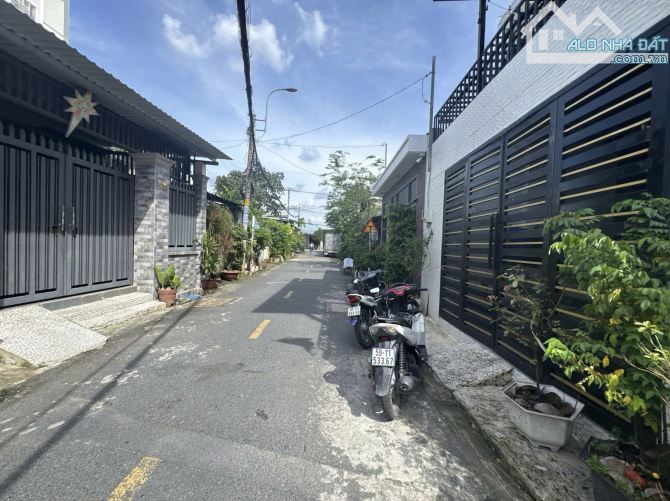 BÁN GẤP! NHÀ GÓC 2 MẶT HẺM XE HƠI - 130.7M² HÓC MÔN - 5