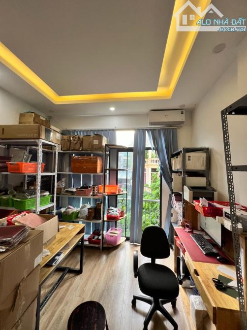 Mặt phố  Nguyễn Ngọc Nại. Diện tích 37/44m.6 tầng. MT  3.9m.Giá 18tỷ Thanh xuân - 5
