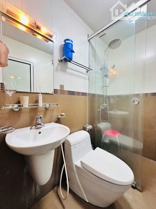 Bán nhà Cầu Giấy. Dân xây 4 tầng, lô góc. DT: 42m. Gần Ô TÔ đỗ. Giá: 15,6 tỷ - 6