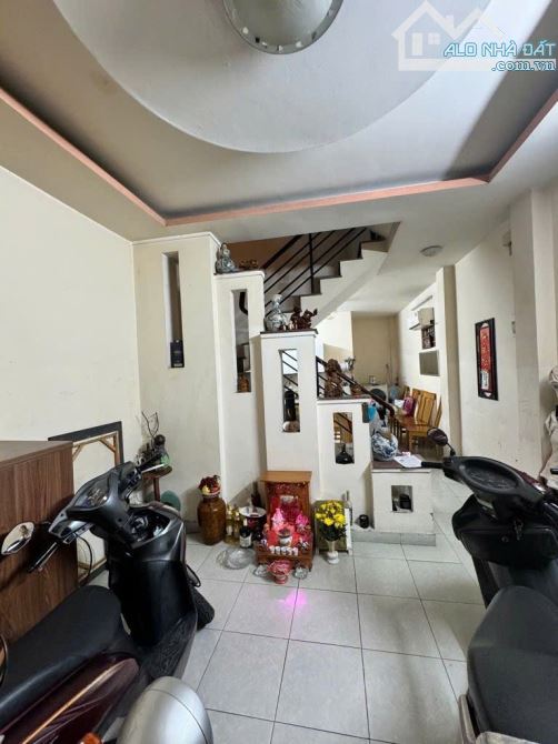 BÁN NHÀ LẠC LONG QUÂN, TÂN BÌNH- VỊ TRÍ CỰC ĐẸP - CÁCH 1 CĂN HẺM XE HƠI - NHÀ 3 TẦNG 4PN. - 6
