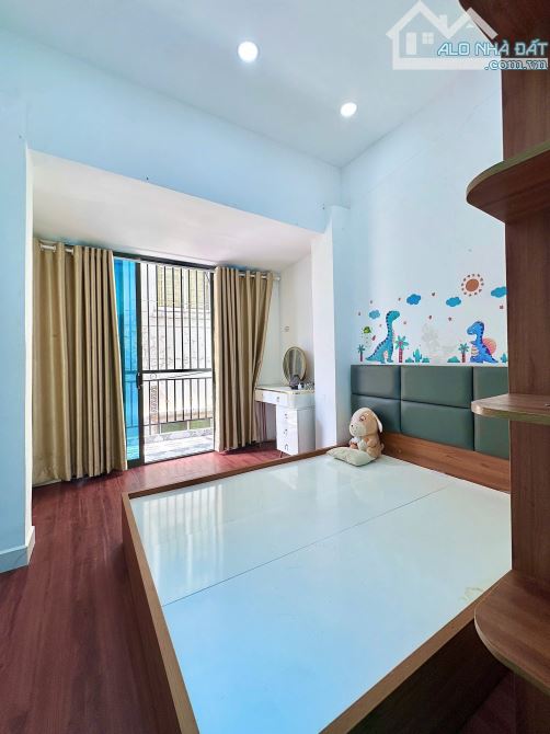 NHÀ HOT 3 TẦNG LẦU NGAY XVNT - ĐBPHU- HÀNG XANH - 4PN - 7