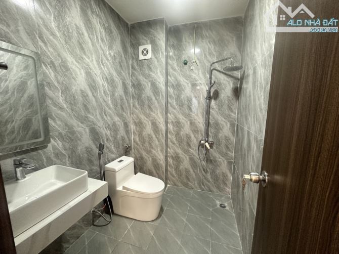 BÁN NHÀ LÔ GÓC NGỌC TRÌ, THẠCH BÀN – 32M², 5 TẦNG, GẦN AEON MALL, GIÁ 6.3 TỶ - 7