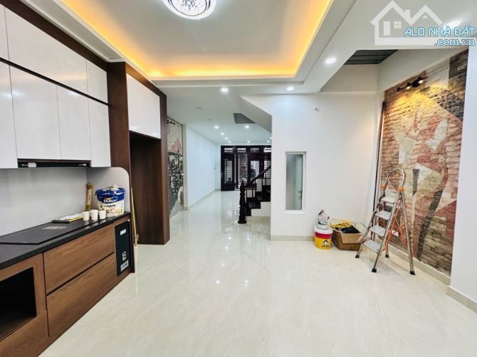 Bán nhà Nguyễn Khánh Toàn - Ngôi nhà hoa hậu vào là mê - Ô tô vào nhà  - Phố KD - 70m2 - 8