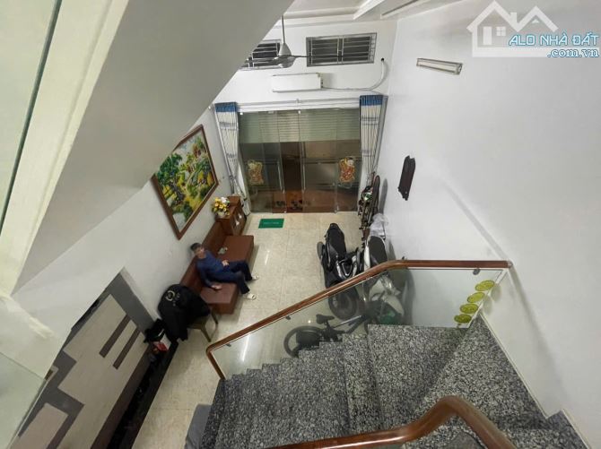 🏠 Nhà Gốc Dân Chợ Hàng – Ngõ Thông, Ô Tô Đỗ Cửa  💎 Diện tích: 45m² – Mặt tiền 4.2m - 8