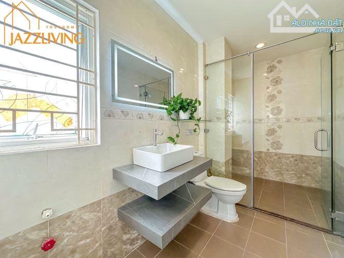 SIÊU PHẨM CĂN HỘ 2PN FULL NỘI THẤT CỰC RỘNG 70M2 CỬA SỔ LỚN NGAY QUẬN 1 - 8